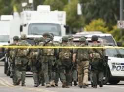 Un equipo SWAT recorre las calles aledañas a la escuela primaria Adams en busca del sospechoso. AP / R. Schumacher