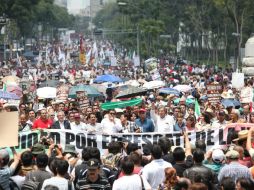 En el aniversario de la expropiación petrolera, sindicatos y organizaciones marchan en contra de la reforma energética. EFE / ARCHIVO