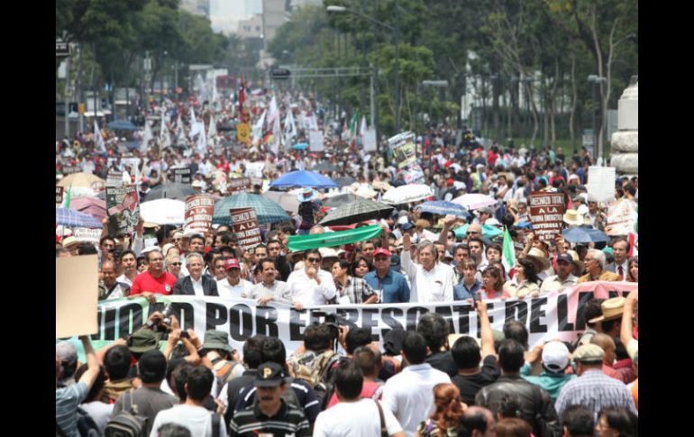 En el aniversario de la expropiación petrolera, sindicatos y organizaciones marchan en contra de la reforma energética. EFE / ARCHIVO