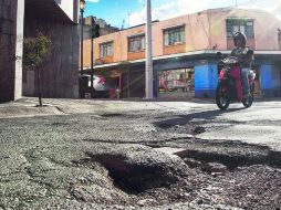 En el temporal de lluvias, los baches abundan en las calles de la ciudad, el problema complica los presupuestos de los ayuntamientos. EL INFORMADOR / A. Camacho