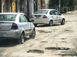 Las lluvias agravaron el problema de baches en las vialidades de la ciudad. Calle Bahía de Huatulco, a espaldas del Iteso, en Zapopan. EL INFORMADOR / J. Mendoza