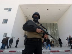 El grupo terrorista Estado Islámico reivindica en una grabación de audio el ataque de ayer en el centro de la capital de Túnez. AFP / F. Belaid