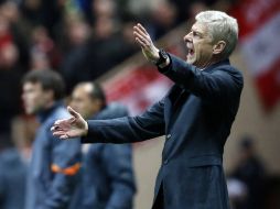 Wenger y sus pupilos ganaron 2-0 al Mónaco, pero al no haber anotado de visita quedaron fuera. EFE / ARCHIVO