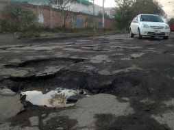 Con lluvia torrencial o sol radiante, esa calle siempre ha mostrado, orgullosa, una amplia colección de hoyos en el asfalto. EL INFORMADOR / I. De Loza