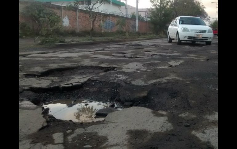 Con lluvia torrencial o sol radiante, esa calle siempre ha mostrado, orgullosa, una amplia colección de hoyos en el asfalto. EL INFORMADOR / I. De Loza