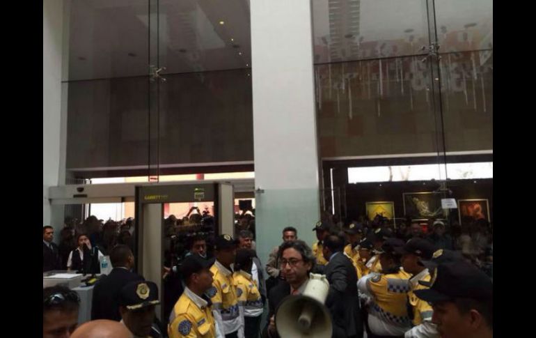 La cantidad de personas que se dieron cita al Museo impidió que se pudiera dar la conferencia de Aristegui. TWITTER / @AnaRent