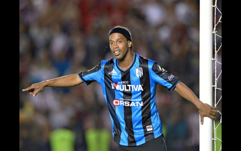 En México, Ronaldinho ha destacado más por las fiestas en las que se le ha involucrado que por el futbol desplegado en las canchas. MEXSPORT / ARCHIVO