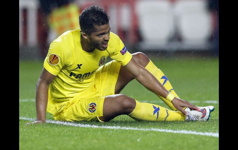 Los villarrealenses reaccionaron tras el empate marcado por Giovani Dos Santos de falta directa, pero se quedaron con uno menos. EFE / J. Muñoz