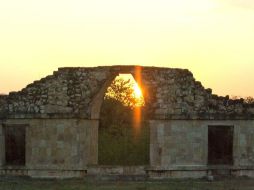 El arqueólogo José Huchim Herrera indica que este fenómeno tiene una duración de unos 40 minutos y se asoma en medio del arco maya. NTX / H. Borges