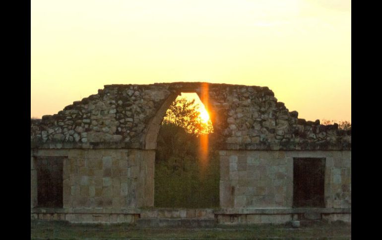 El arqueólogo José Huchim Herrera indica que este fenómeno tiene una duración de unos 40 minutos y se asoma en medio del arco maya. NTX / H. Borges