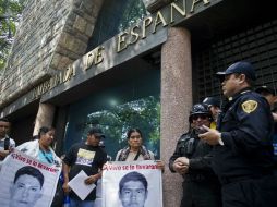 Los familiares se presentan en embajadas como las de Alemania, España, Cuba y Panamá. AFP / R. Schemidt