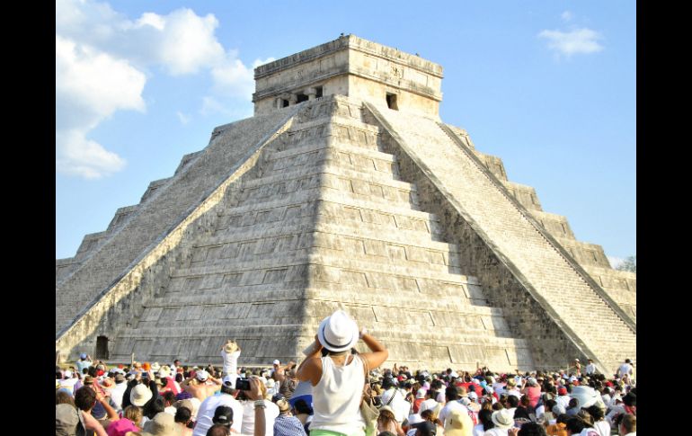 Cada año fieles acuden al sitio arqueológico para recibir la primavera. NTX / ARCHIVO