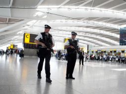 El hombre recibe tres disparos tras atacar a dos agentes en un retén de seguridad. AP / ARCHIVO