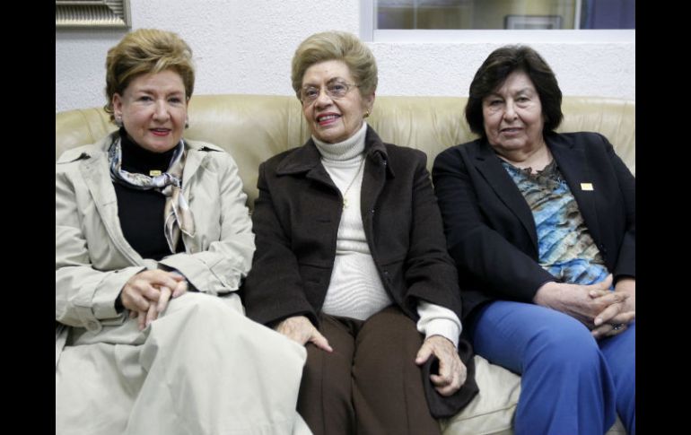 Leticia Rivera, presidenta de la asociación; María del Refugio Balcázar, encargada de Comunicación, y Lucina Clement, vocal de cultura. EL INFORMADOR / A. Camacho