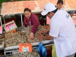 En el Mercado del Mar se puede encontrar el camarón entre los 100 pesos y los 180 pesos, dependiendo de sus características. EL INFORMADOR / A. Hinojosa