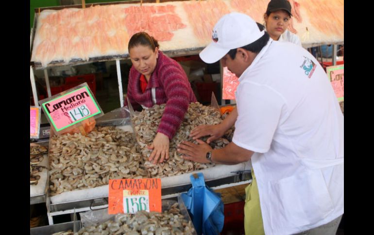 En el Mercado del Mar se puede encontrar el camarón entre los 100 pesos y los 180 pesos, dependiendo de sus características. EL INFORMADOR / A. Hinojosa