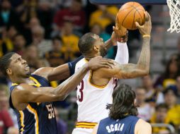 Roy Hibbert (izquierda) comete falta a LeBron James cuando éste trata de encestar. AFP / J. Miller