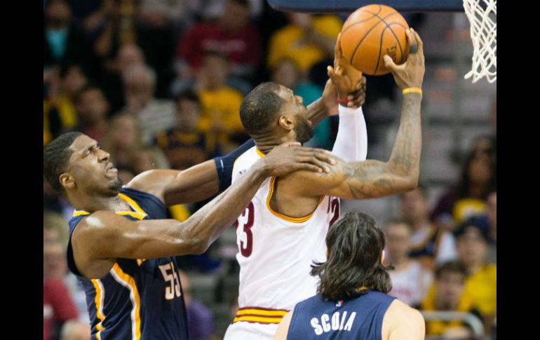 Roy Hibbert (izquierda) comete falta a LeBron James cuando éste trata de encestar. AFP / J. Miller