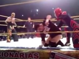 Momento en que ''El Hijo del Perro Aguayo'' cae inconsciente a la lona del ''ring''. YOUTUBE / kryptyz