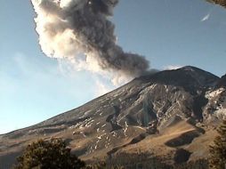 La mañana de este sábado el volcán Popocatépetl exhaló una fumarola de aproximadamente un kilómetro. TWITTER / @LUISFELIPE_P