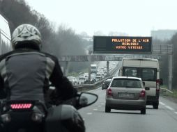 Sólo los vehículos con placas de números nones podrán circular el lunes. AFP / D. Meyer