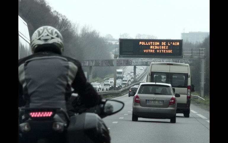 Sólo los vehículos con placas de números nones podrán circular el lunes. AFP / D. Meyer