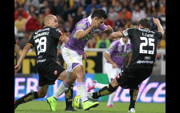 Al finalizar el medio tiempo, Leones Negros iba perdiendo 0-1 ante Chiapas. EFE / U. Ruiz