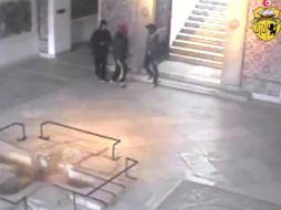 En la imagen tomada de la grabación se muestran tres hombres responsables del atentado en el museo. EFE / Tunisian Interior Ministri