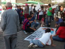 Previo a iniciar la caravana rumbo a Conagua, repartieron volantes y pintaron mantas. EL INFORMADOR / T. Villaseñor