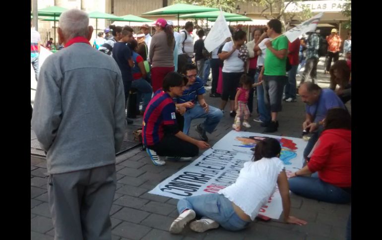 Previo a iniciar la caravana rumbo a Conagua, repartieron volantes y pintaron mantas. EL INFORMADOR / T. Villaseñor