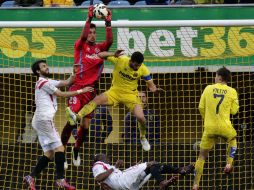 Sergio Rico, portero de Sevilla FC, detiene el balón durante el partido contra Villarreal. AFP / J. Jordan