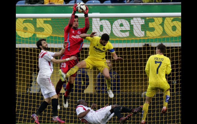 Sergio Rico, portero de Sevilla FC, detiene el balón durante el partido contra Villarreal. AFP / J. Jordan