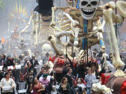 Las personas que pasean por el Centro Histórico, esperando ver salir al agente más famoso del mundo. EFE / M. Guzmán