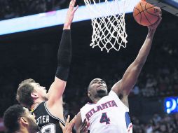 Dominante. El brasileño Tiago Splitter (centro) anotó 23 puntos, su mejor cifra de la temporada. AP /