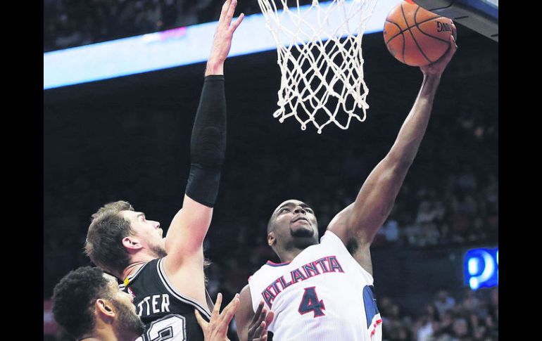 Dominante. El brasileño Tiago Splitter (centro) anotó 23 puntos, su mejor cifra de la temporada. AP /