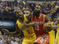 James Harden (derecha) avanza hacia la canasta bajo la marca de C.J. Miles. AP / D. Cummings