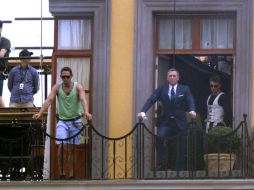 El intérprete de James Bond se asomó a uno de los balcones del Gran Hotel de la Ciudad de México. EFE / ARCHIVO