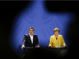 El encuentro Merkel-Tsipras es percibido como señal de que la dirigente alemana está dispuesta a ayudar a Grecia. AFP / T. Schwarz