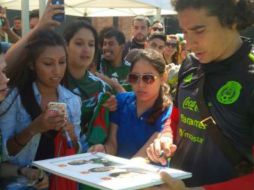 Al término de la práctica, los jugadores mexicanos se acercaron a las tribunas del campo de prácticas norte de la UCLA. TWITTER / @miseleccionmx