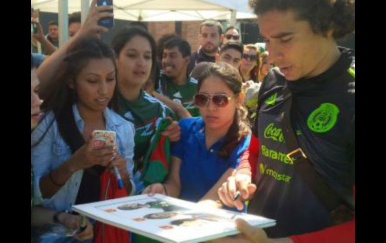 Al término de la práctica, los jugadores mexicanos se acercaron a las tribunas del campo de prácticas norte de la UCLA. TWITTER / @miseleccionmx