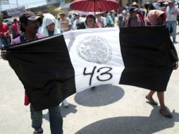 Familiares de los normalistas de Ayotzinapa se manifestaron en Acapulco; las autoridades impidieron que se acercaran al aeropuerto. AFP / P. Pardo