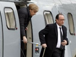 Hollande y Merkel aterrizaron poco después de las 14:00 horas locales (13:00 GMT) en la base de la Gendarmería. EFE / A. Estévez