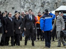 Merkel, Hollande y Rajoy visitan la zona del accidente aéreo. AFP / J. Pachoud