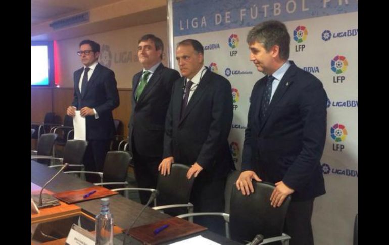 Tebas (c) consideró que la postulación del escrito jurídico es lo mejor para los clubes. TWITTER / @Tebasjavier