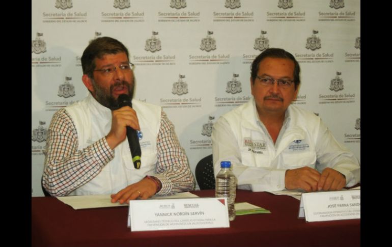 El secretario técnico del CEPAJ (i) recalcó que el año pasado se redujeron los accidentes, comparado con el periodo anterior. ESPECIAL / Secretaría de Salud de Jalisco