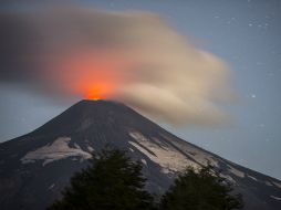 El Villarrica emitió este miércoles una nueva columna de humo y cenizas que alcanzó 700 metros de altura. EFE / F. Negroni