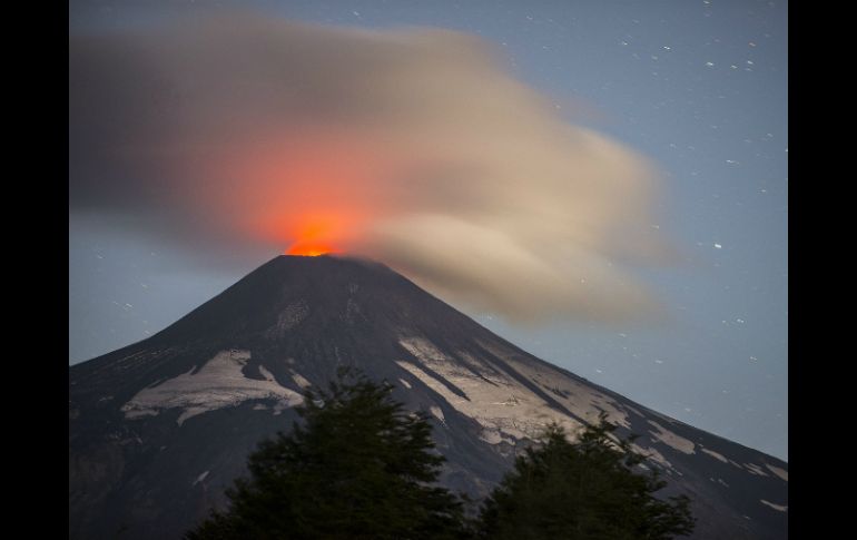 El Villarrica emitió este miércoles una nueva columna de humo y cenizas que alcanzó 700 metros de altura. EFE / F. Negroni