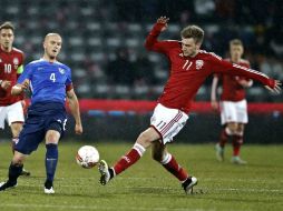 Nicklas Bendtner (11), anotó los tres goles de su equipo ante el representativo norteamericano, capitaneado por Michael Bradley (4). AP / J. Dresling