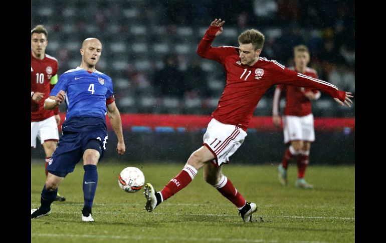 Nicklas Bendtner (11), anotó los tres goles de su equipo ante el representativo norteamericano, capitaneado por Michael Bradley (4). AP / J. Dresling