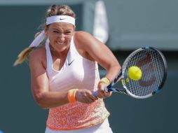 Azarenka devuelve una bola a Silvia Soler-Espinosa ayer durante la primera ronda del Abierto de Miami. EFE / E. Lesser